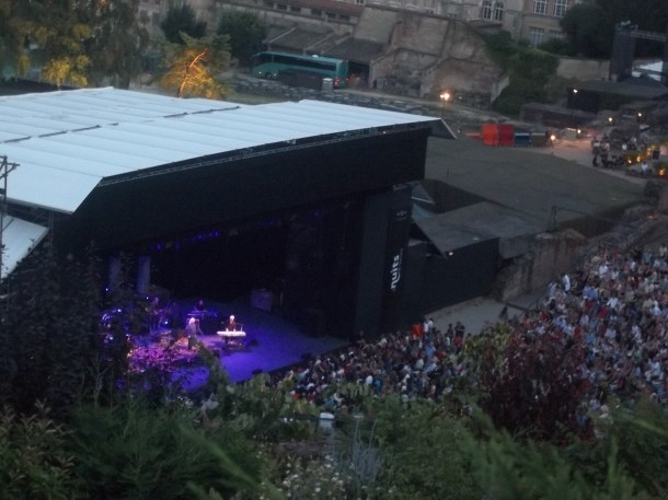 La nuit n'est pas tombée, les voix résonnent...