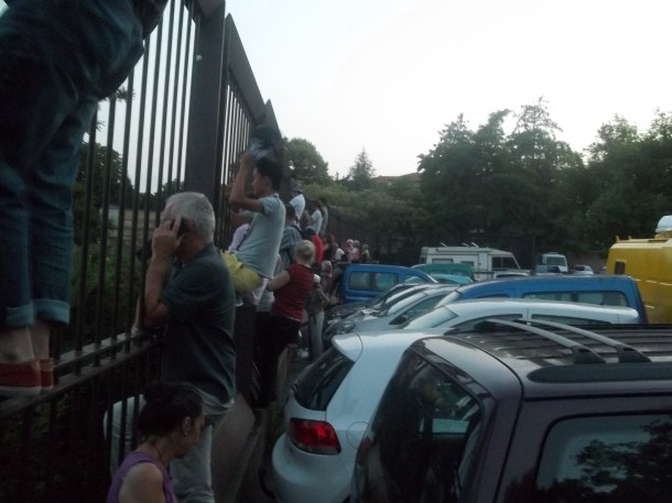 Téléphone en main, jumelles devant les yeux, rien n'est trop bon pour faire partager la musique du trio.