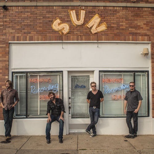 Corb Lund et son groupe devant les studios Sun à Memphis en décembre 2013. © Fish Griwkowsky 