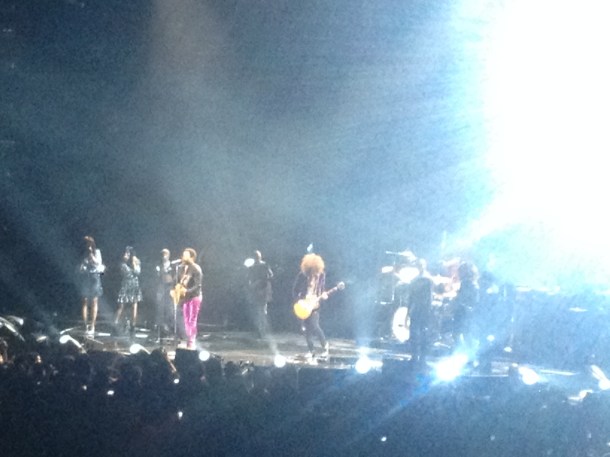 J'en conviens, on est loin...mais le monsieur au pantalon rose, c'est Lenny Kravitz 