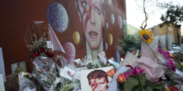 4845752_3_fd85_tributes-lie-beside-a-mural-of-british-singer_e642779751ee2dc7cca67ff418ebec25